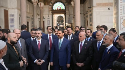 الزيدي في الجامع الأموي بدمشق.. صلى وتبرع بمبلغ مالي لصالح الحرم