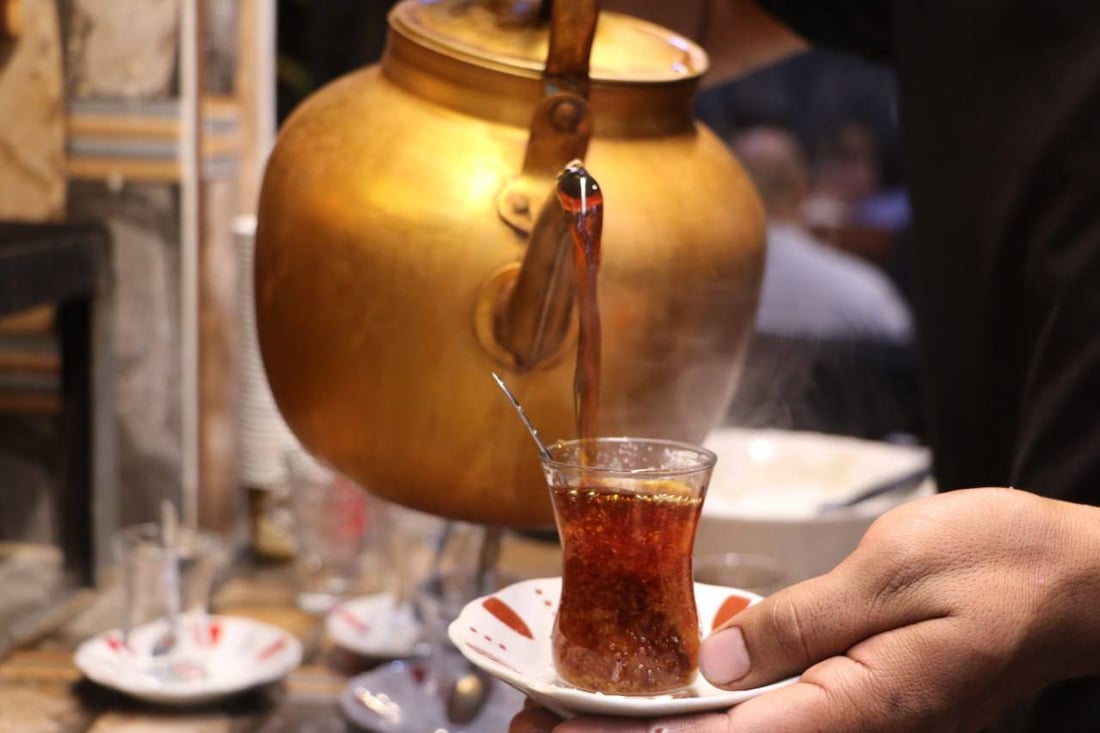 60 عاماً من ذاكرة الناس.. هدم سراي الكوت القديم لكن مقهى “جبار الأكرع” لا يستسلم