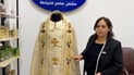 نجلاء خياطة رجال الدين تنقش الخبز والخمر على الغفارة والهمنيخ في طقس الكنيسة