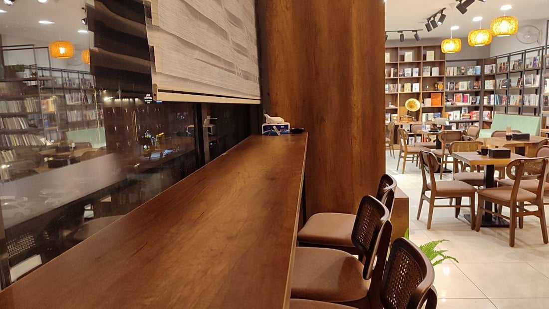 بنات روائي كبير في “مغامرة” وسط الكرخ.. “أطراس” مكتبة وأكثر (صور)