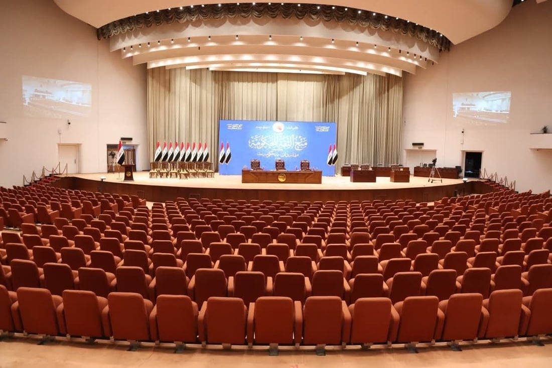 صور: الكراسي تنتظر الزيدي ووزراءه.. البرلمان جهز كل شيء لجلسة التصويت
