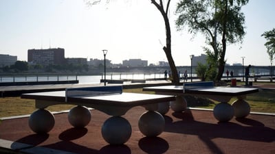 حية ودرج ومنضدة وريشة.. صور من كورنيش أبو نؤاس مع اكتمال الجزء الثاني “الأحلى”