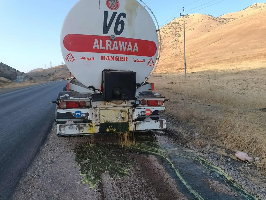 تانکەرێک رێگای پێنجوێنی بە رۆنی رەش سواغدا و ئاستەنگی هاتوچۆی دروستکرد