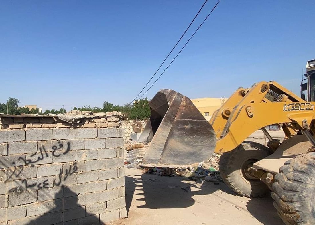 الإنذار لم ينفع.. شفلات البلدية تباغت محال المتجاوزين في 5 أحياء بالنجف (صور)