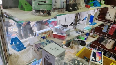 بە رۆژى رووناک دوو دز هەڵدەکوتنە سەر دوکانێکى مۆبایل