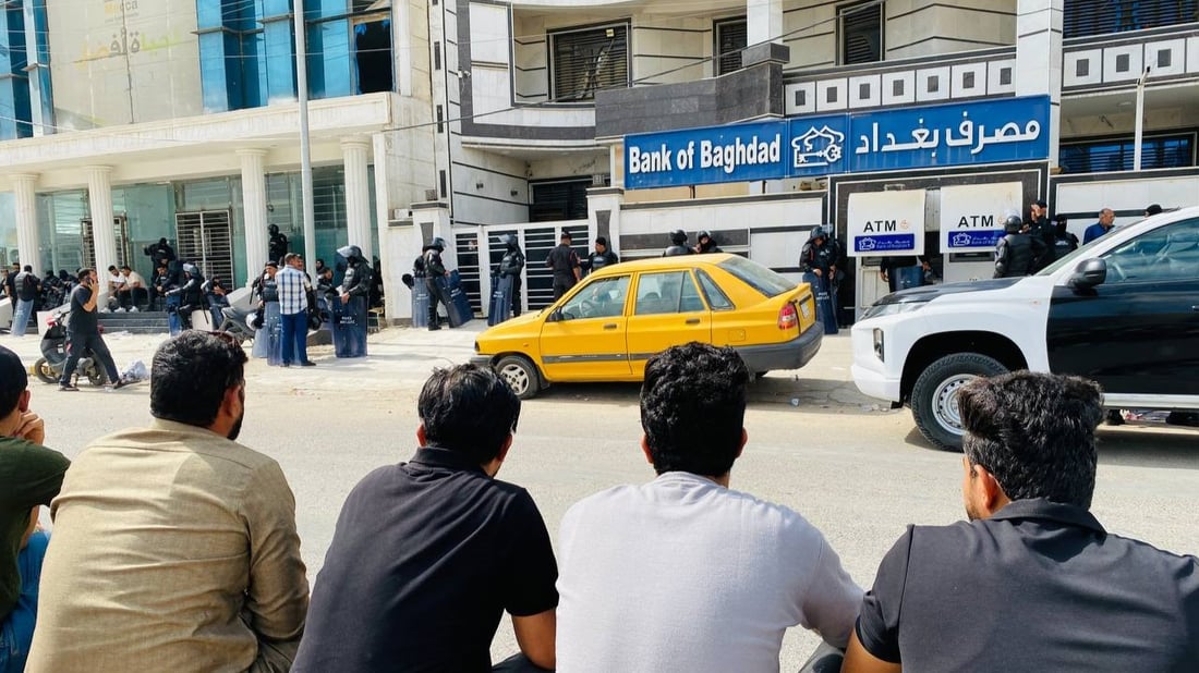 صور من العمارة: أزمة الدولار تؤخر رواتب “بتروجاينا”.. اعتصام أمام مصرف بغداد