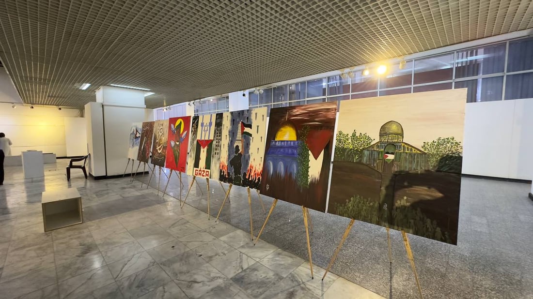صور من مهرجان “كلنا غزة” في بغداد.. جدار لوحات جسد الدمار وجمال فلسطين أيضاً