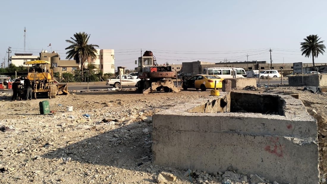 “الوضع لا يطاق والجميع يختنق”.. غازات المجاري تحاصر أهالي حي السلام (صور)