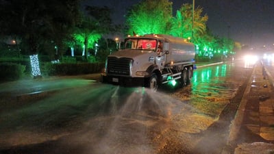 40 محلة سكنية تدخل “حمام العيد”.. مشاهد ليلية لغسل الشوارع غربي بغداد (فيديو)