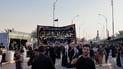 زيارة مسلم بن عقيل.. “إيرانيون وصلوا الكوفة رغم القصف ولبناني يحمل شال أمه الشهيدة”