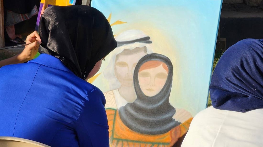 رسم حر وموسيقى في هيت.. مهرجان “جمعية الأمل” قرب النواعير لدعم النساء (صور)