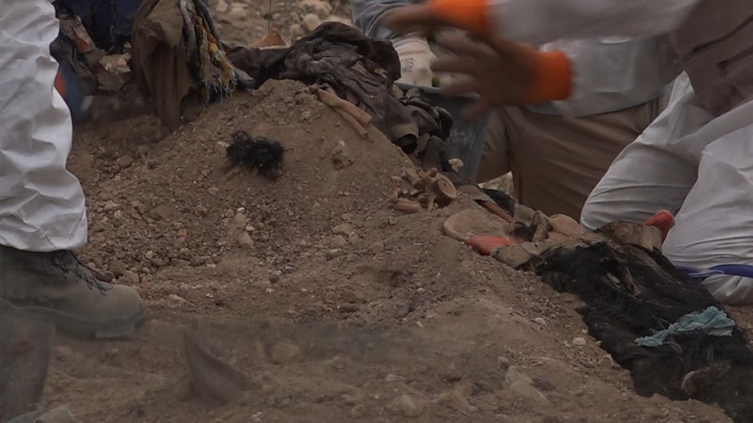 صور: فريق حكومي يبدأ أعمال رفع الرفات من مقبرة جماعية في سنجار