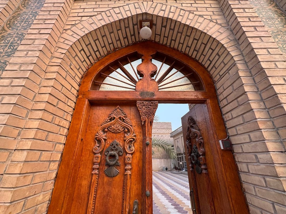 مفتاح طوله متر لبوابة مسجد أهل نجد في الزبير وعلى القفل اسم الأمير