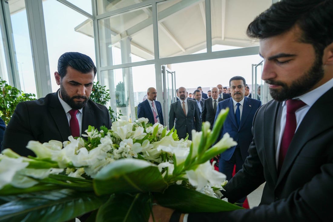 السوداني يزور ضريح الرئيس الراحل جلال طالباني في السليمانية (صور)