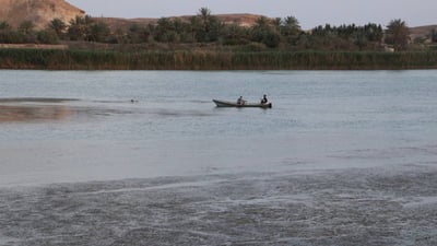 صور من الفرات: المياه انخفضت 3 م.. سد حديثة “يرشّد” الاستهلاك ويقلق المزارعين