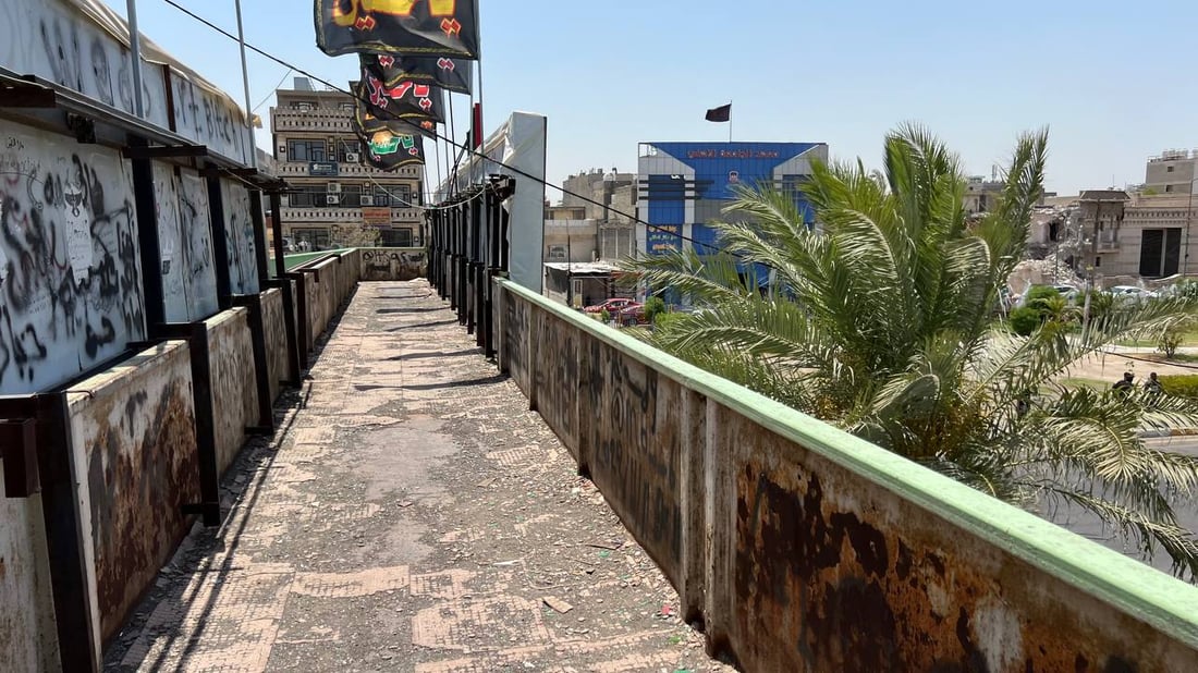 صور مقلقة لجسر المشاة في شارع فلسطين.. لا يستخدمه المارة