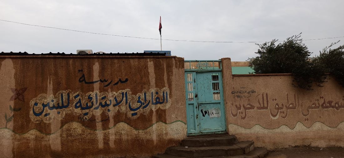 عطلة غير رسمية في عدد من مدارس حديثة.. لا كهرباء ولا وقود (صور)