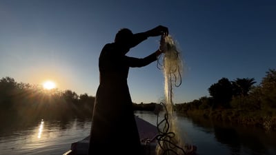 فيديو: ينامون في الأنهار انتظاراً للسمك.. طقوس صيادي قلعة صالح