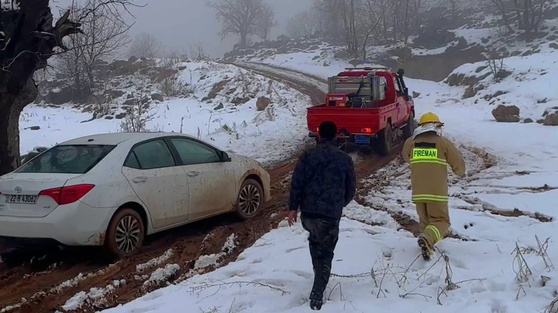 هاوڵاتییەک بە ئۆتۆمبێلەکەیەوە لەناو بەفر رزگارکرا