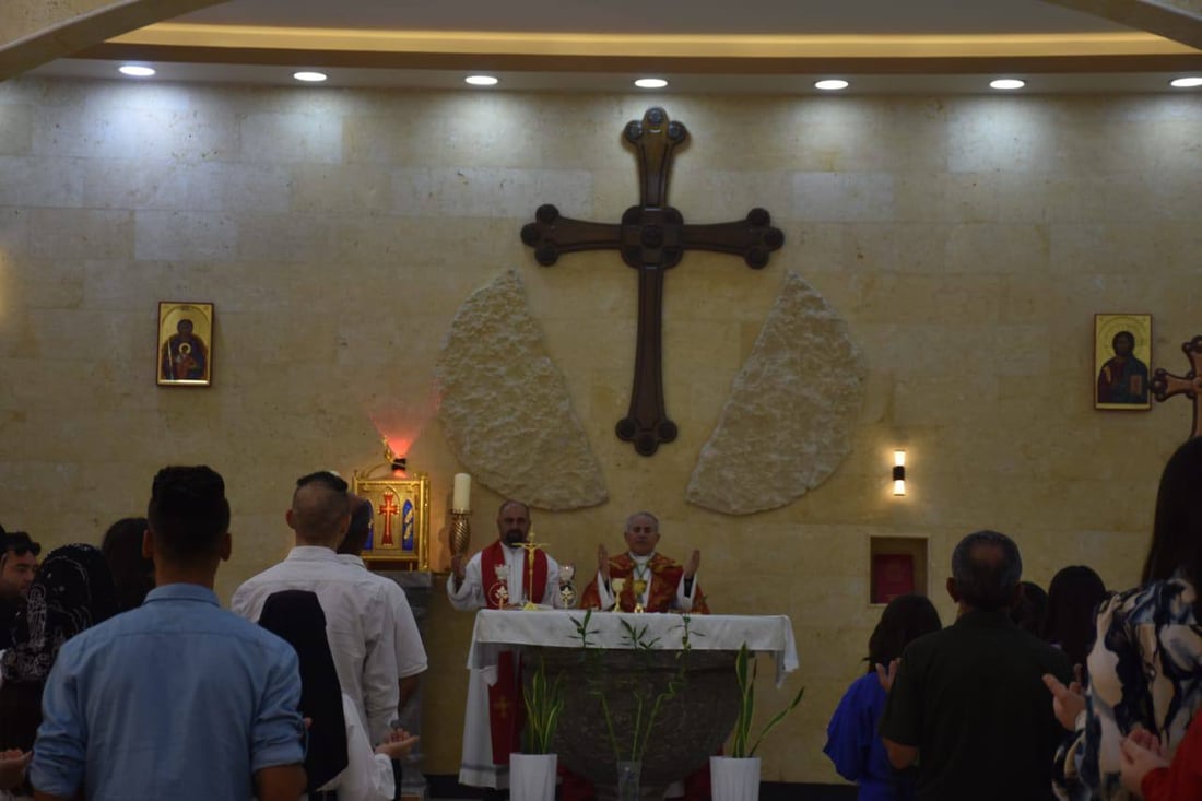 “فعل قبيح لا يمثلنا”.. مسيحيو الموصل يحتجون في كنيسة مار بولص ضد حارق المصحف