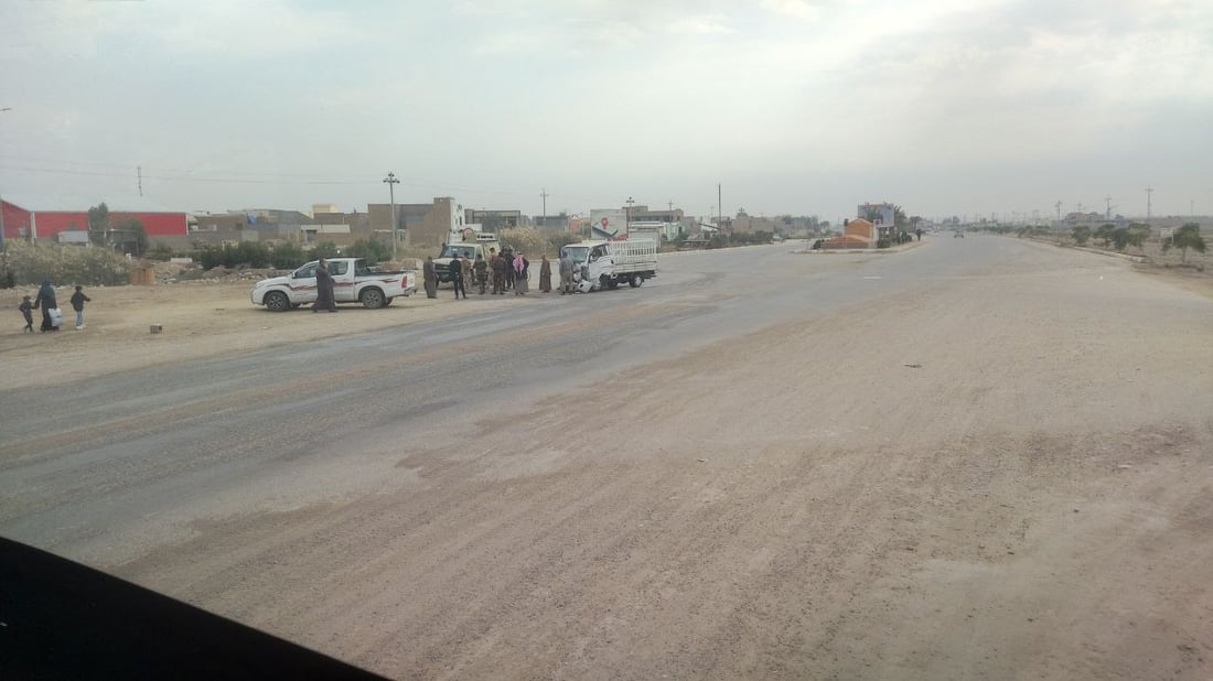 إصابة 3 منتسبين في الجيش بحادث تصادم تويوتا بيك أب في هيت (صور)