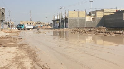 السماوة: برك الطين تغطي حي الـ36.. المحلات مغلقة و”بيكمات” تنقل المرضى