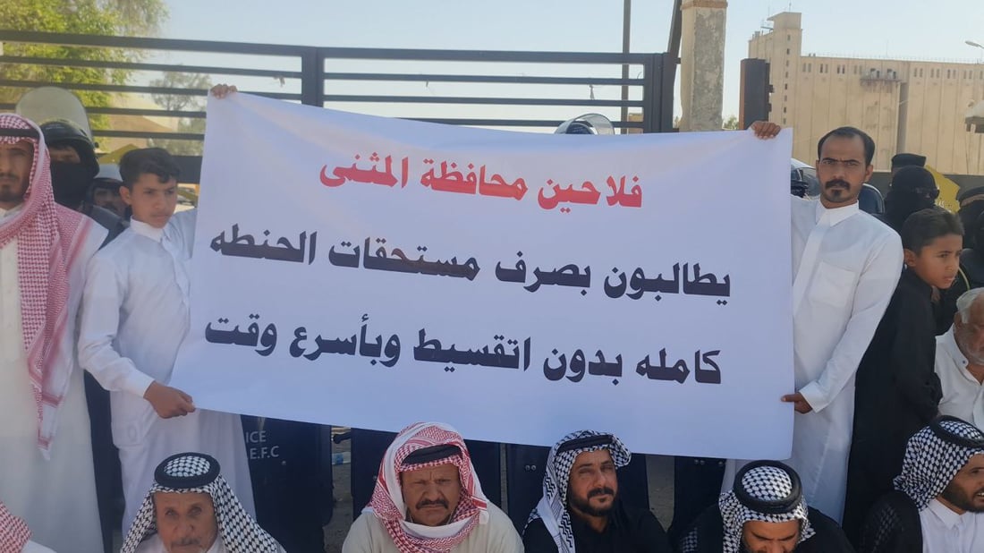 مزارعو المثنى يغلقون سايلو السماوة احتجاجاً على تأخير مستحقاتهم (صور)