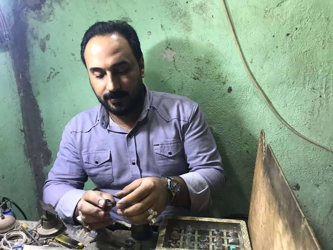 Gemstone sellers in Basra battle against fraudsters tarnishing their trade