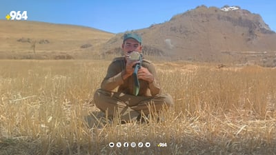 گەنجێک بە دوو چەک لە یەک کاتدا نیشانە دەشکێنێت