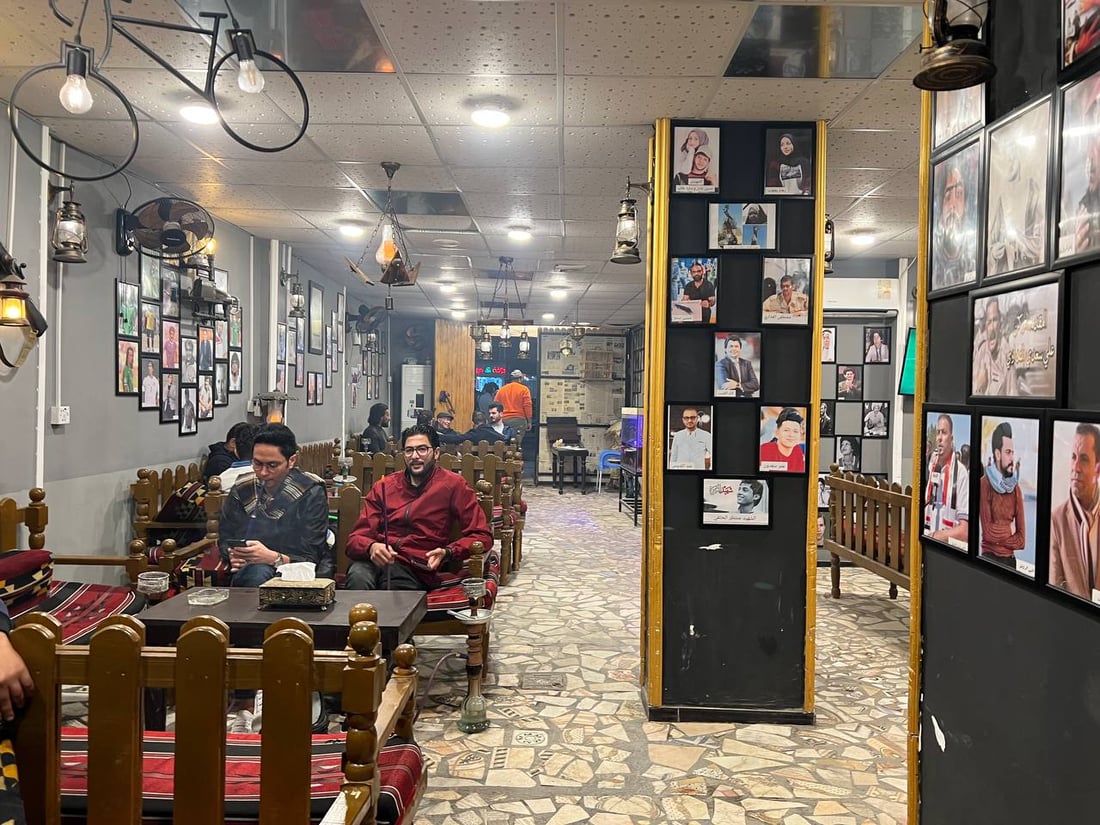 صور: شباب بصريون ينجحون بتحويل “بسطية” قهوة إلى ملتقى ثقافي