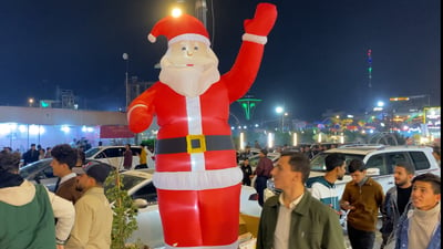 شاهد.. النجف تغص بالمحتفلين رأس السنة وبرقيات سلام للمسيحيين من شارع الروان