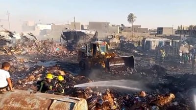 معمل الورق والكرتون احترق بالكامل وإطفاء الرمادي تحاول إخماد النار