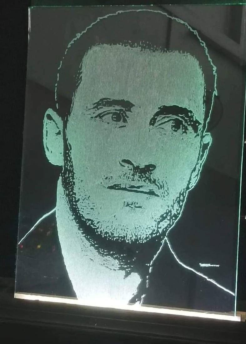 فيروز ودرويش والساهر في “رحلة على حافة الزجاج” الكربلائي