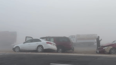 6 سيارات و”كرين” بطيء.. فيديو حادث سير عنيف على الطريق بين بغداد والموصل