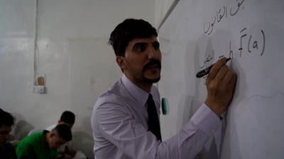 فيديو مع أشهر مدرس في الخالص: يقاتل بشكل لا يصدّق لكن الدعاوى علقت تحقيق حلمه