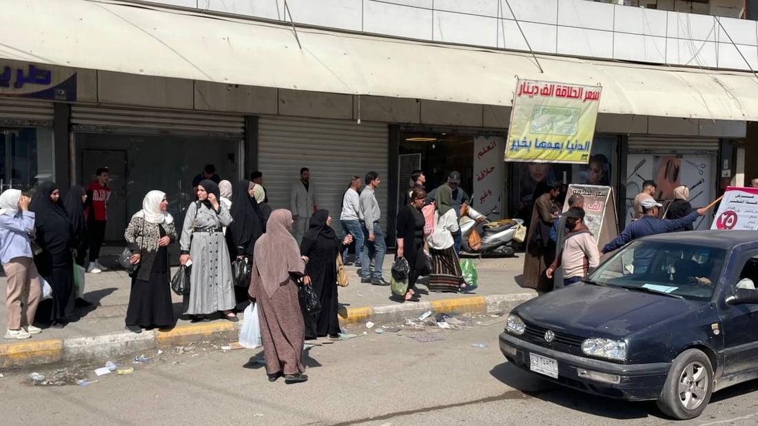 حلاق جاء من الأنبار إلى باب المعظم يحدد ألف دينار أجرة للحلاقة (صور)