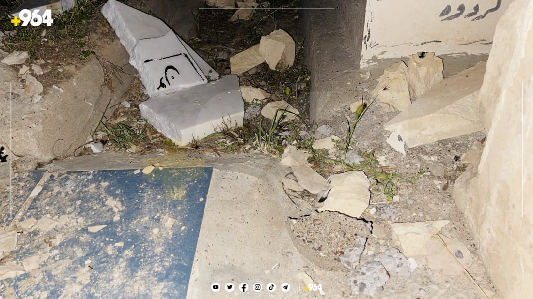 رووداوەکە شەوی پێنجشەممەی رابردوو روویداوە کە لە یەککاتدا لە هەردوو گۆڕستانی شێخ ئەحمەد و گۆڕستانی سەید عومەر، کێلی دەیان گۆڕ شکێندران.