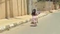 سعادة وعفوية لا تقاوم.. تلميذة تتمايل فرحاً بالنجاح في شوارع القائم (فيديو)