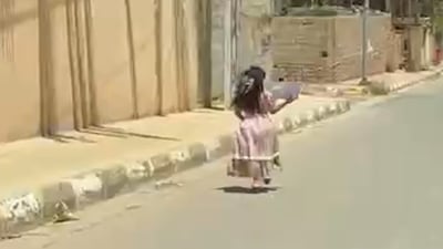 سعادة وعفوية لا تقاوم.. تلميذة تتمايل فرحاً بالنجاح في شوارع القائم (فيديو)