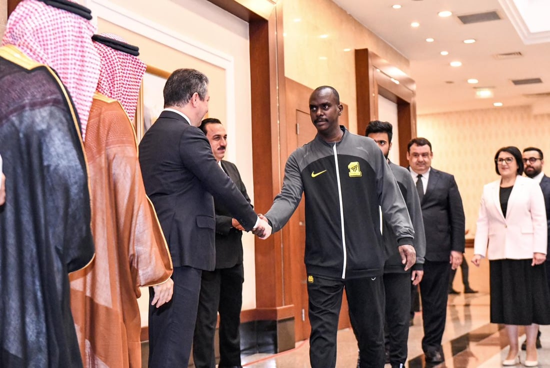 بنزيما بابتسامة عريضة في ضيافة مسرور بارزاني قبيل موقعة الجوية.. صور من أربيل