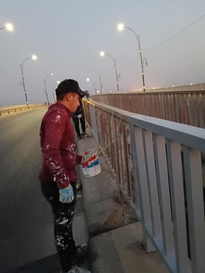وقاية وجمالية.. كركوك تصلّح أسيجة الجسور والأنفاق وتصبغها (صور)