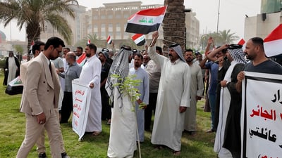 “السوداني صدمنا”.. عوائل تفترش ساحة العشرين في النجف احتجاجاً على قرار 20