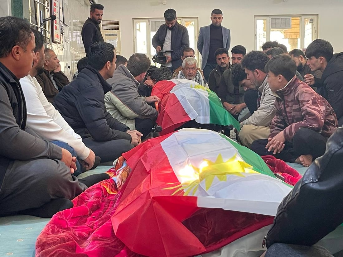 صور: وصول جثامين الخبراء الـ 3 إلى مسجد سامي گردي وسط أربيل