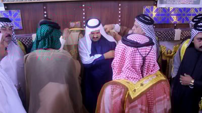 شاهد.. مراسم تنصيب علي نعمان شيخاً لعشيرة “الطعيمة” في أحد مضايف الاسحاقي