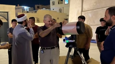 الآن من جامع النوري: الأهالي احتشدوا حول “التلسكوب” لمشاهدة القمر الدموي