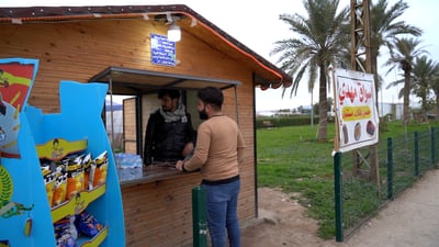 زوروا كشك “حمزة”.. طالب الاقتصاد تخلّص من العربة واستقر قرب سيطرة برطلة (فيديو)