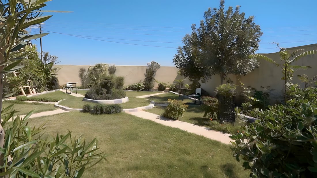 هذا “حدقجي” أم فنان؟.. صور مع الحارس المخلص من حديقة مدرسة اليرموك