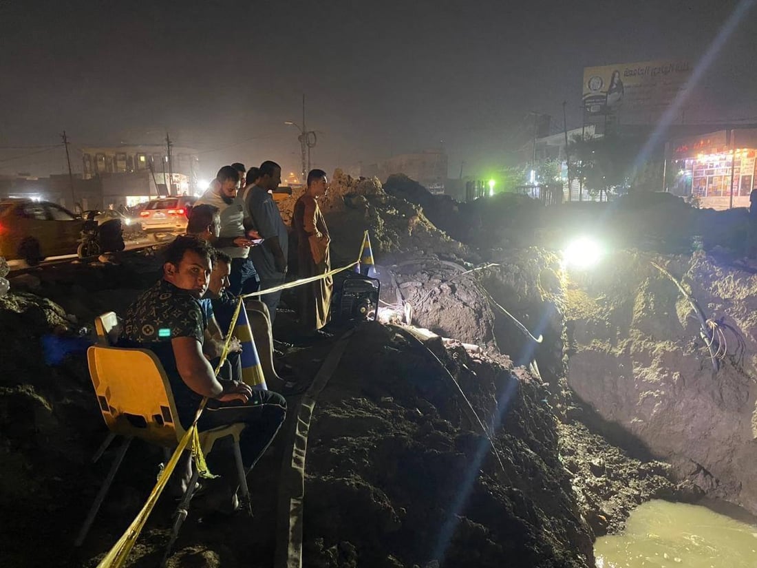 كسر مفاجئ يتسبب بانقطاع الماء عن معظم مناطق الرصافة (صور)