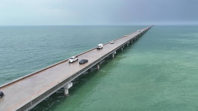 صور لأطول جسر في العراق.. ديالى تحتفل فوق بحيرة حمرين بطول تجاوز 7كم