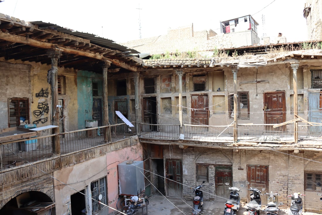 فيديو من “خان المدامغة” في الكاظمية: آخر شاهد على العهد العثماني تحوّل إلى “گراج”